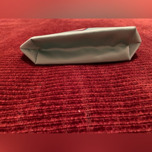 Clinique Cosmetic Bag - Picture 4 of 7